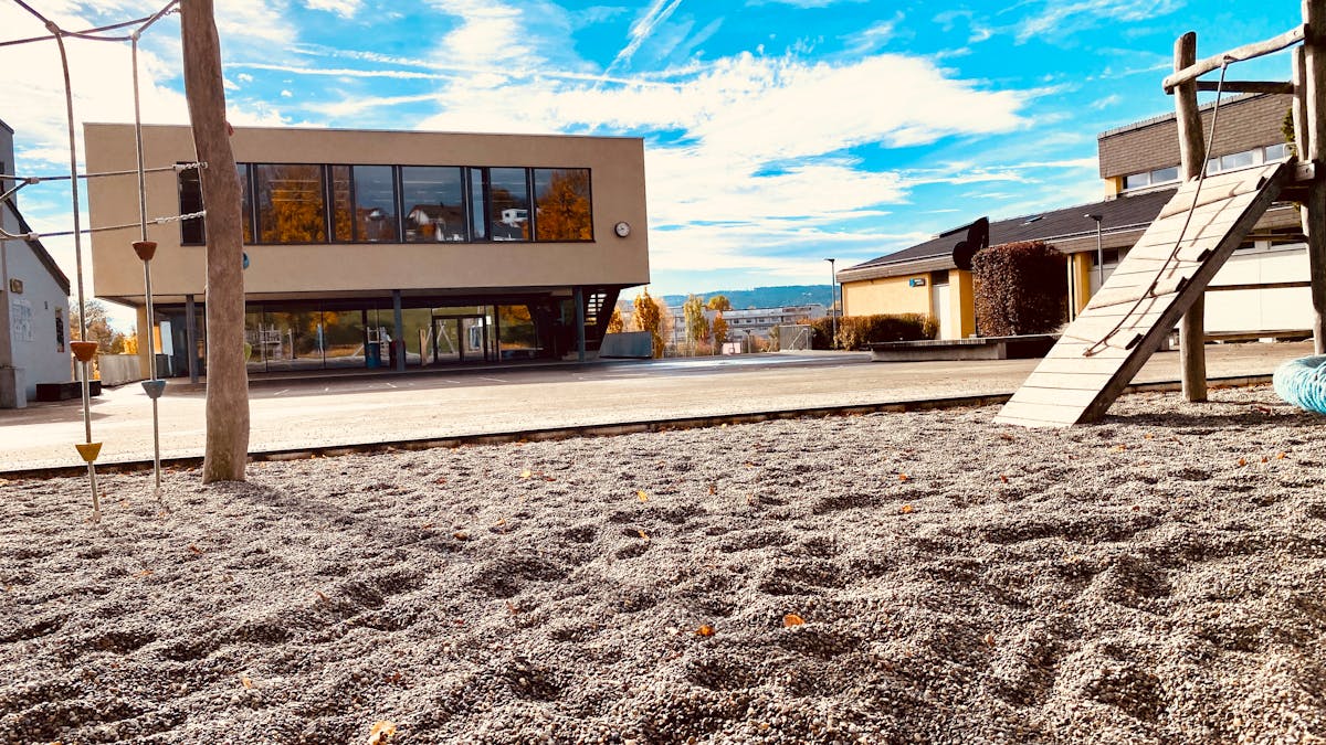 フィンランド式サウナの室内と木のベンチ