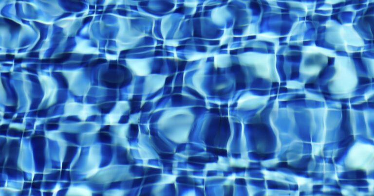 水風呂の澄んだ青い水面｜冷水浴のイメージ