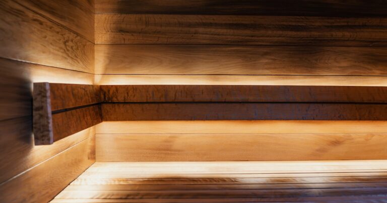 朝サウナと夜サウナ｜温かい照明に照らされたサウナ室内